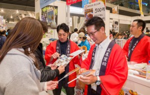 うちわやパンフレットを配布してふるさと納税を呼び掛けた徳之島町   