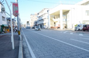 昨年６月に供用開始され、聖火リレールートに組み込まれた末広本通り＝１７日、奄美市名瀬