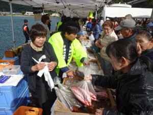  新鮮な地場産海産物を求める人々でにぎわったお魚祭り＝８日、宇検村（提供写真）