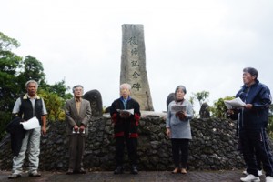 おがみ山であった日本復帰市民のつどい＝２５日、奄美市名瀬