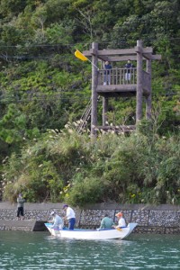 見張り台から漁場を見つめる見張り役＝１４日宇検村芦検