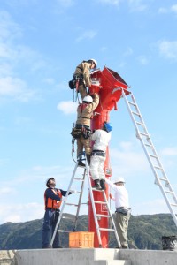 灯器などが設置され、１年３カ月ぶりに復旧した赤灯台＝２４日、奄美市の名瀬港西防波堤