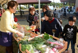 アマンディー市で地場産野菜を買い求める来場者ら＝２９日、奄美市笠利町