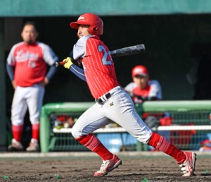 ６回裏、三塁打を放ったラビオスの花田＝８日、奄美市の名瀬運動公園市民球場