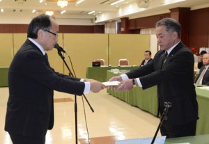 奄美群島成長戦略推進懇話会の提言書を受け取る伊集院市町村長会長（右）＝３日、奄美市名瀬