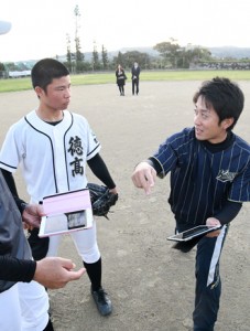 動画を元に選手を指導する鹿屋体育大学の藤田監督＝１７日、徳之島町亀津