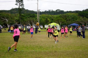 ドッジボールを楽しむ子どもたち＝１９日、喜界町早町の塩道長浜公園