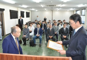 地域に貢献した個人・団体を表彰した「あまみ地域づくり褒賞」表彰式＝２４日、奄美市名瀬の県大島支庁