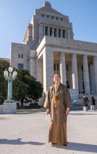 大島紬姿で議場に向かう金子万寿夫衆院議員＝２０日、国会