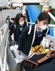 フェリーに乗り込む徳之島高校の受験生ら＝１６日、徳之島町亀徳新港