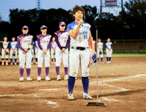 退団セレモニーで集まったファンに感謝を述べ女子野球への思いを語る里投手＝２０１９年１１月、わかさスタジアム京都