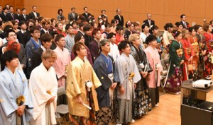 郷土の将来へアンケートに協力した新成人ら＝２日、徳之島町生涯学習センター