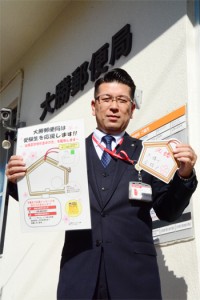 絵馬型合格祈念はがきの利用を呼び掛ける重原幸和局長＝６日、龍郷町大勝