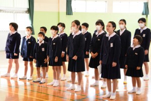 元気よく校歌を歌い新学期をスタートさせた児童＝８日、小湊小学校