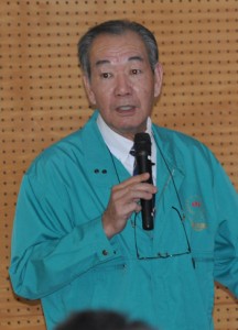 講演する霧島高原純粋黒豚牧場の平邦範さん＝１７日、奄美市名瀬