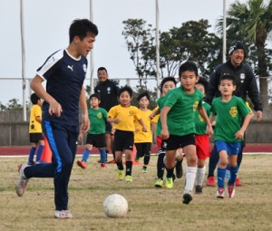 子どもたちがミニゲームなどで汗を流した鹿児島ユナイテッドＦＣのサッカー教室＝２３日、奄美市笠利町の太陽が丘総合運動公園陸上競技場