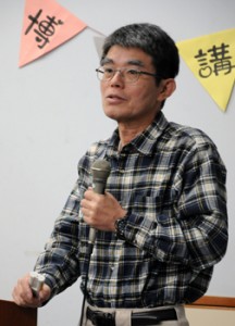 講演する服部氏＝１９日、瀬戸内町