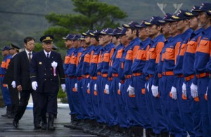 消防関係者ら約１００人が参加した龍郷町消防出初め式＝４日、同町のりゅうゆう館