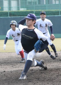 大学選手も参加した交流戦。投手は明治大４年の前山優樹さん＝２日、市民球場