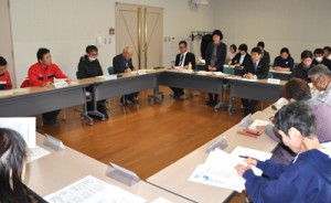 事業者と消費者らが意見交換した離島物価問題懇談会＝２１日、知名町