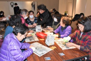 ヤコウガイを磨いてアクセサリー製作を体験した参加者ら＝１１日、奄美市名瀬