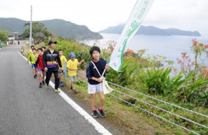 大島海峡の景色を楽しみながら歩く参加者＝２６日、瀬戸内町