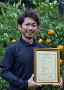 父親の学さんと共に出願した平井孝宜さん＝４日、奄美市名瀬