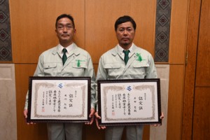 県の青年林業士に認定された平田さん（右）と米川さん＝２９日、県庁