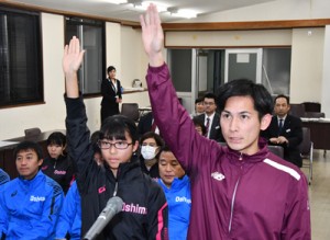 力強く選手宣誓した（右から）吉隆之輔・永田侑希の両選手＝１５日、奄美会館