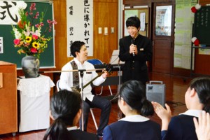 阿室小中学校の立志式＝８日、宇検村