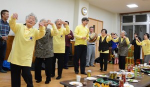 あらしゃげ会との交流会で踊りを披露する上嘉鉄八月踊り唄保存会の会員ら＝２日、奄美市名瀬