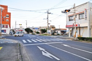 無電柱化が計画される、県道知名・沖永良部空港線の道路＝２０日、和泊町和泊