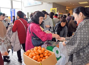 家族連れなどが詰め掛けた物産展＝１６日、姶良市の加音ホール