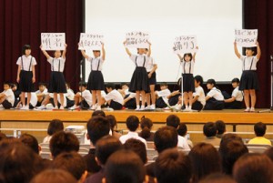 児童生徒による舞台発表があった喜界町シマ唄・シマゆみた大会＝８日、喜界中学校体育館