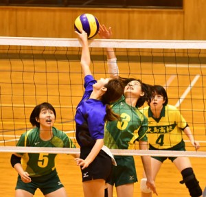 【女子決勝】笠利クラブのブロックを破ってスパイクを決めた大島Ａの中野＝２日、奄美市笠利町の太陽が丘総合体育館