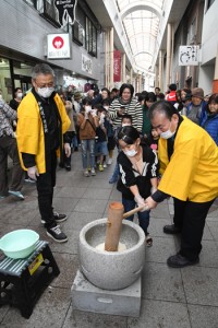 家族連れらでにぎわった旧正月イベントの餅つき＝１日、奄美市の名瀬中央通りティダモール