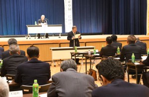 奄美群島市町村議会議員大会への提出事項を決めた徳之島三カ町議会議員大会＝５日、天城町天城