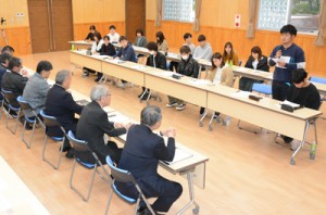 伊集院村長ら行政関係者と意見交換する鹿児島国際大の学生＝７日、大和村