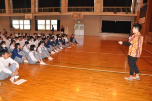 沖洲会ガイダンスで、吉田さんの話に耳を傾ける高校生ら＝１３日、沖永良部高校