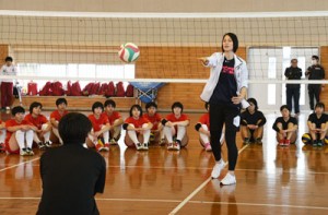 バレーボール教室でスパイクを指導する大山さん＝１１日、徳之島町亀津