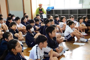 奄美に生息する希少動物などの映像に見入る児童＝２７日、奄美市名瀬の小宿小学校