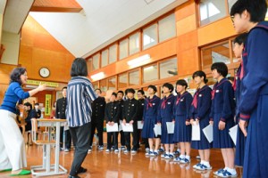 ソプラノ歌手中村かし子さん（左）の合唱指導を受ける生徒＝１７日、宇検村の田検中学校