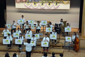 会場一体となって音楽を楽しんだ瀬戸内町吹奏楽団がじゅまる定期演奏会＝１日、同町（提供写真）