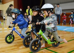 ランニングバイクで力走する子どもら＝９日、大和村