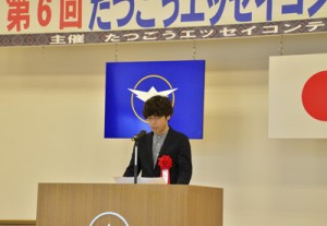 高校生・一般の部で最優秀賞を受賞した松田さん＝１５日、龍郷町