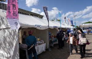 奄美群島の特産品が並ぶブース＝１日、宜野湾市・ぎのわん海浜公園