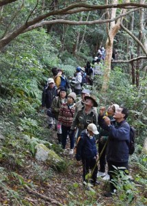 登山道を歩いて自然観察を楽しむ住民ら＝２０１８年１月、湯湾岳