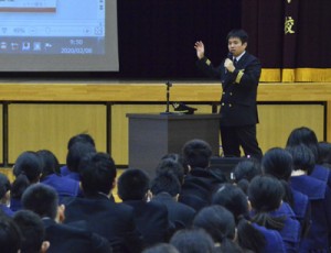 夢の実現に向けて後輩たちへアドバイスした竹山さん＝８日、金久中学校