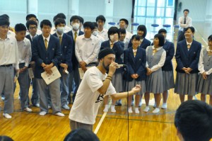 沖永良部高の校歌で生徒たちとセッションしたコウスケさん