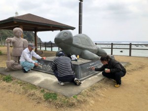 あだん横丁・夢を叶えるカメさん像清掃④